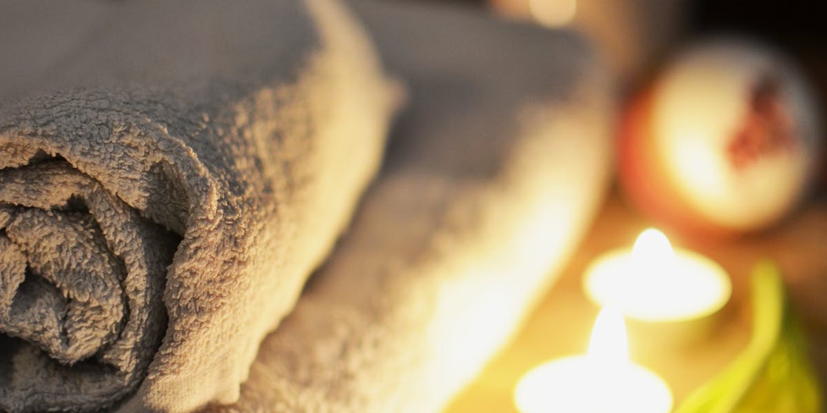 Schéma des zones d'épilation laser les plus populaires chez l'homme : dos, torse, barbe, maillot et aisselles