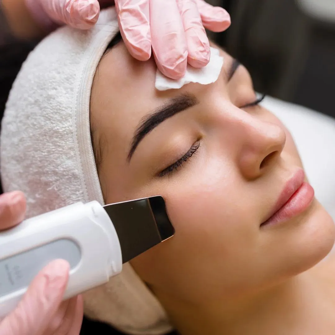 Peeling ultrasonique du visage à la spatule