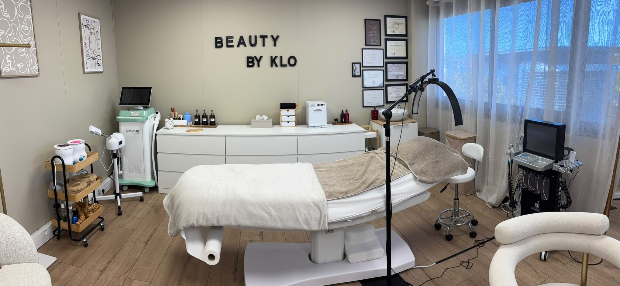 La cabine, le lettrage Beauty by Klo, le laser Lamylis et l’appareil Hydrabeauty