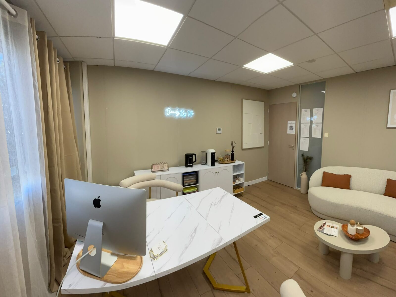 Le bureau d’accueil et le néon Beauty By Klo