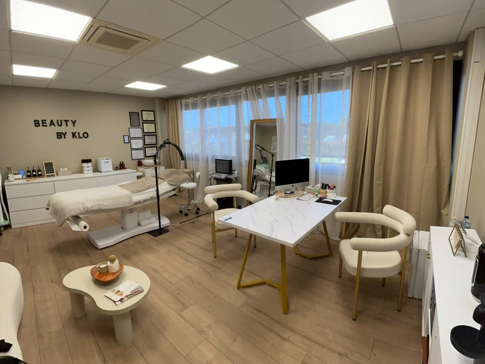 Vue d’ensemble du studio : la cabine de soin et le bureau d’accueil