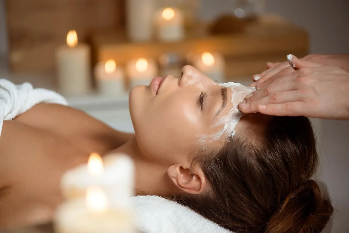 Application d’un masque crème sur le visage