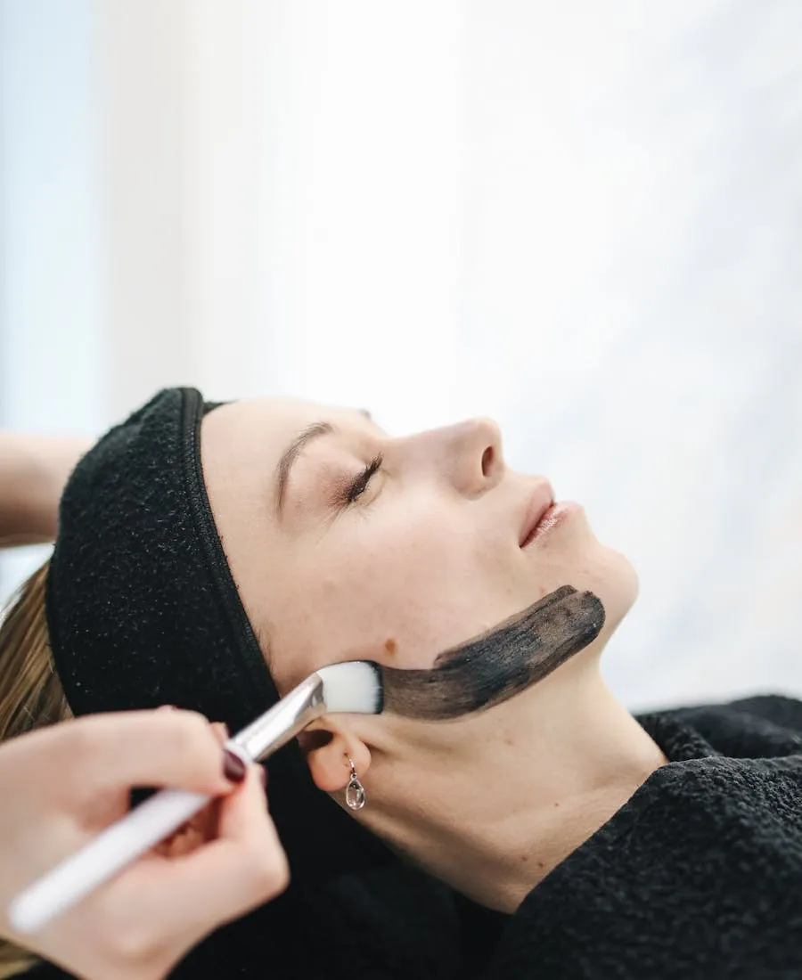Pose d’un masque au pinceau sur le bas du visage