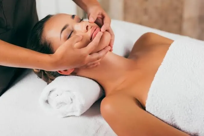 Modelage du visage lors d’un soin en cabine