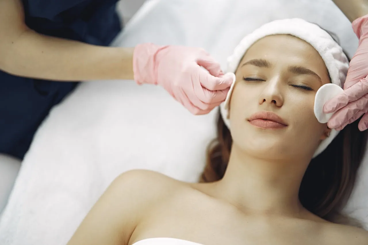 Nettoyage du visage au coton, praticienne gantée